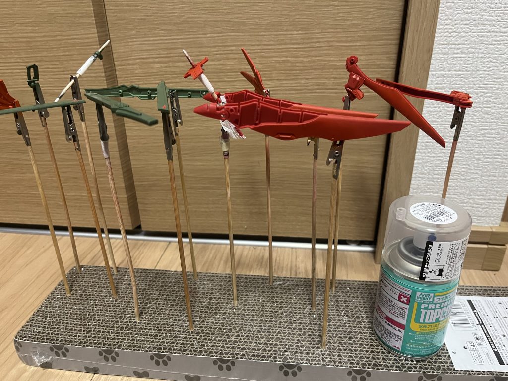 初めて缶トップコートに挑戦。勢い強い。変色する。他のでもっと練習します。。。これ雑にしておけばいい感じになるって聞いたのに。。。