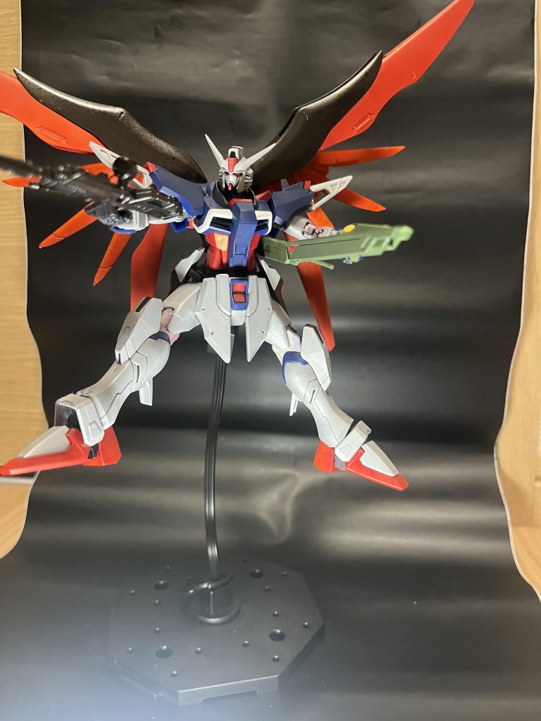 腕脚の関節はトランザムホロレッド、ライフル、羽上部はメタリックブラック、ボディはティターンズブルーで全体的に暗くし、関節を目立たせるようにしています。