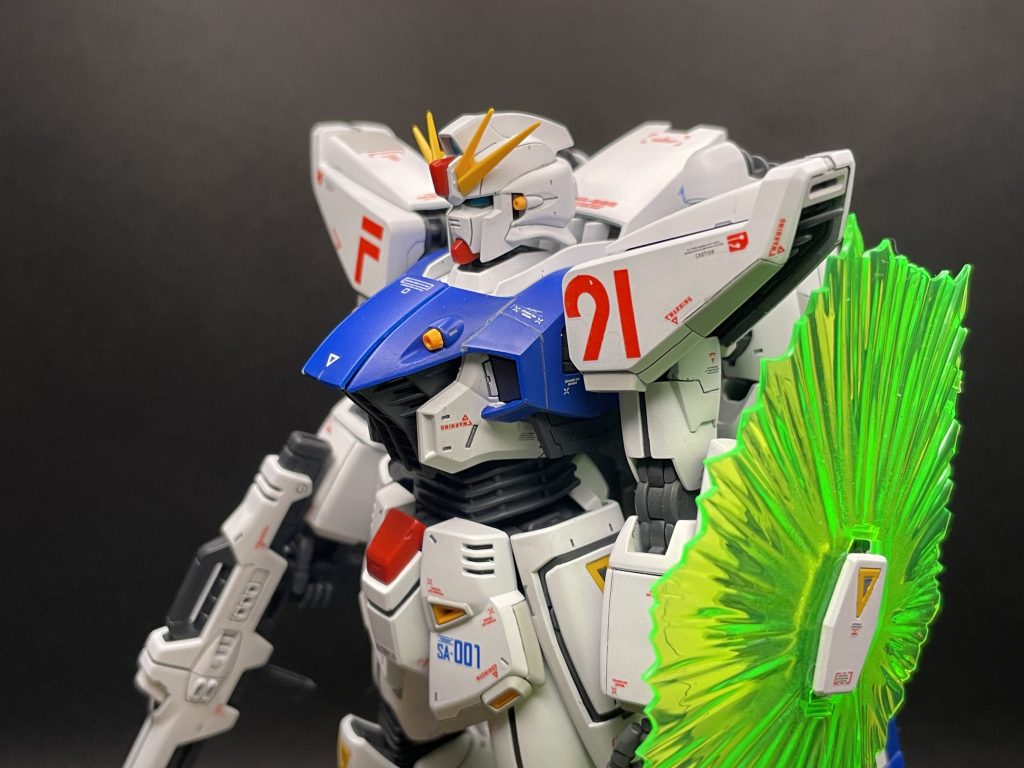 ぐるりと一周。少し前のキットだからか、細かいパーツに四苦八苦でした。まさにマスターグレード！！組んでいて非常に楽しかったです。馬面？や肩パーツの長さは悩みましたが、取り返しがつかなくなりそうなので改造はしていません。