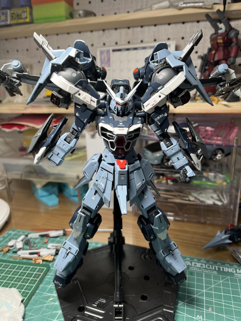 デカール貼り1/144サイズで使うものしか手元になかったので合うか少し懸念してましたが、全く問題ないですね!ホントに1/100へと挑戦する足掛かりとなった作品でした。144サイズ50個くらい積んでるので消費してからですがw