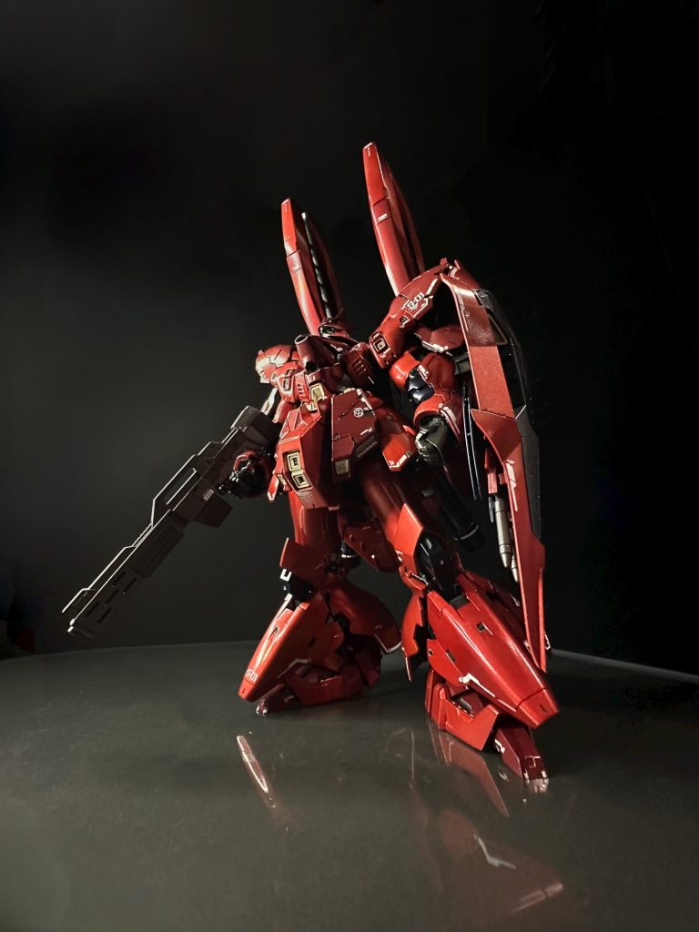 黒背景バージョン。サザビーは下からのアオリも様になります。