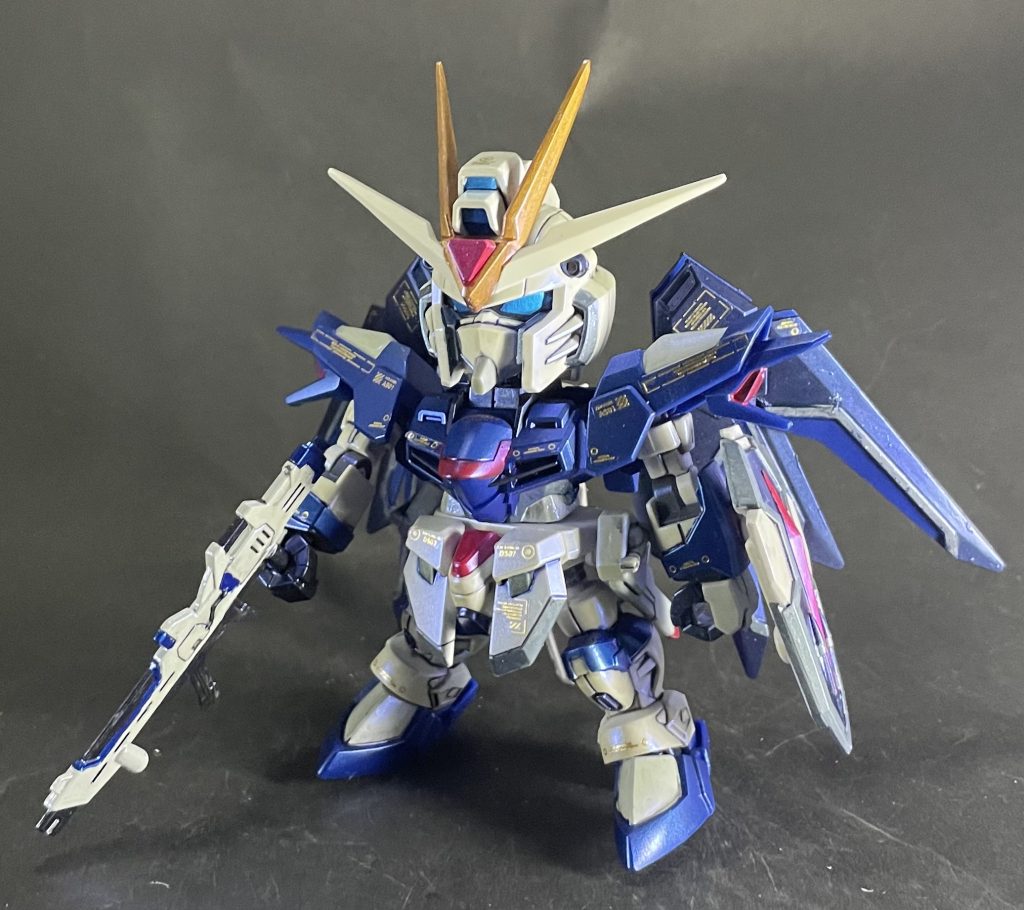 素立ちの状態!金色のデカールを貼って、メタリック感を増しました😁