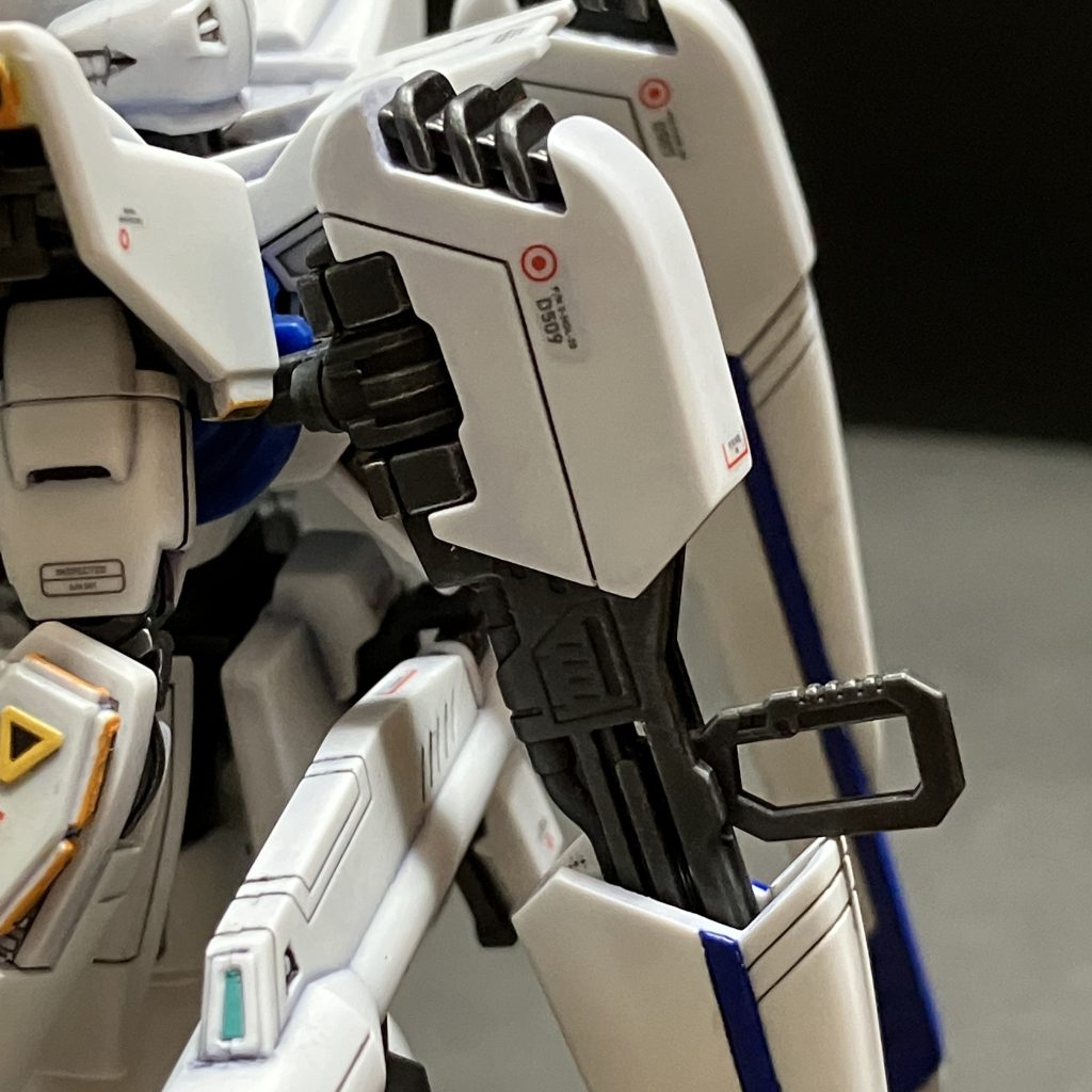 グレーパーツのみ金属感を出したかったので、エナメルのクロームシルバーでドライブラシしています。