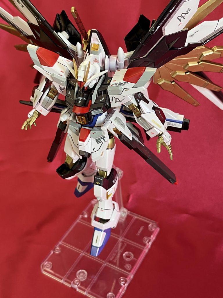 背景に赤いサテンを使用して撮影。