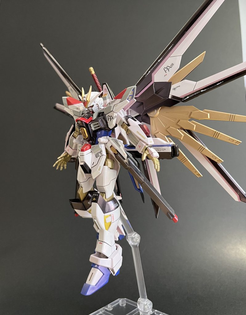 降臨ポーズ。プラウドディフェンダーのピンク部はキット付属のシールにガンダムマーカーのトランザムレッドを吹いて、塗装完了後に貼り付け。