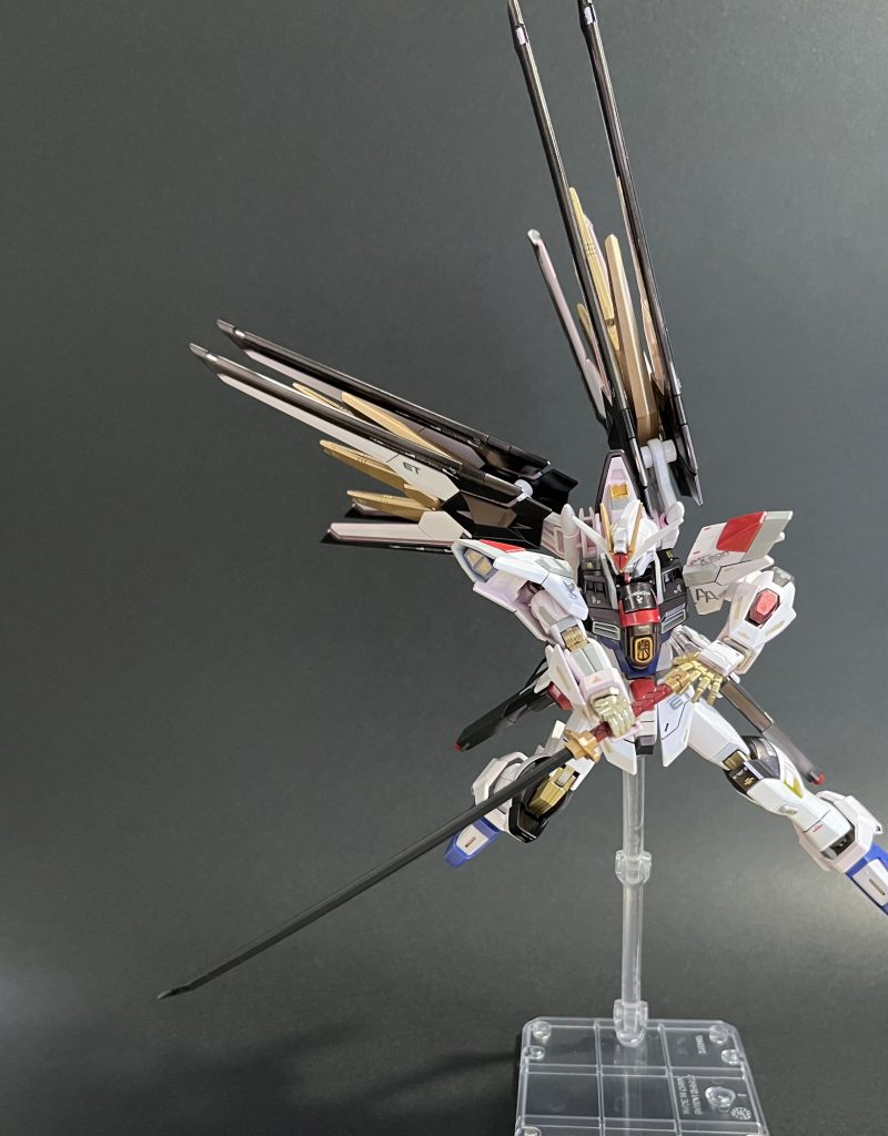 フツノミタマは映画監督が刀身を黒にしてほしいとの発言と、マットと艶を両立した成型色が気に入ったため無塗装で仕上げた。