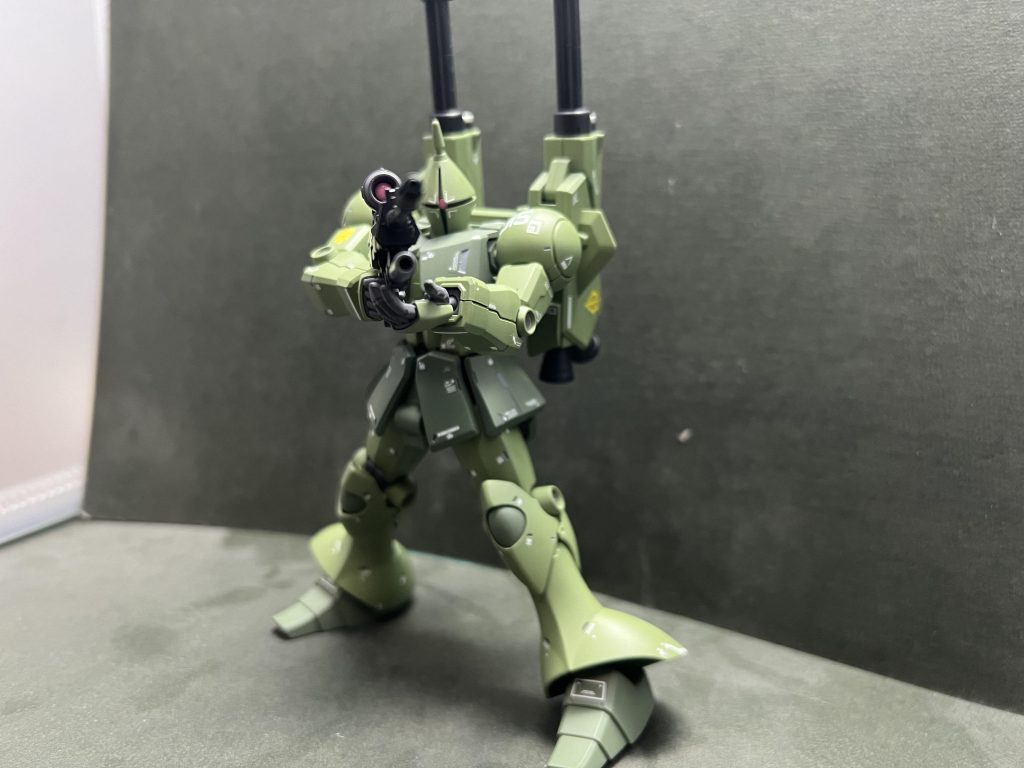 モノアイとビームライフルのスコープはディテールアップパーツをピンクで塗装し装着させてます