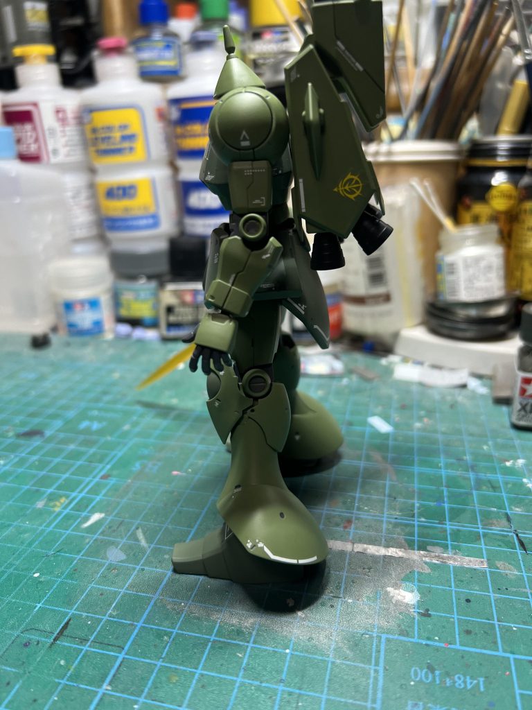 腕部のサイドの丸いパーツの内部はマスキングで塗り分けし脚部はプラ板をポンチで切り抜きし半分にカットして内部の上下に塗装後取り付けしディテールアップを行いました