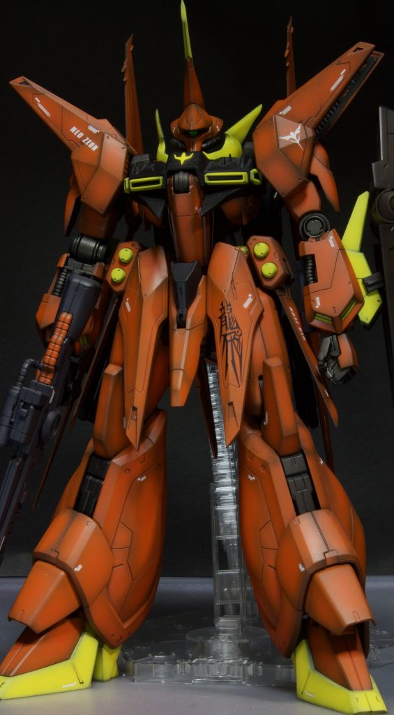 握り手が無かったので1/100連邦用ハンドビルダーズパーツに交換しています。モノアイとビームライフルのスコープをHアイズにしました。