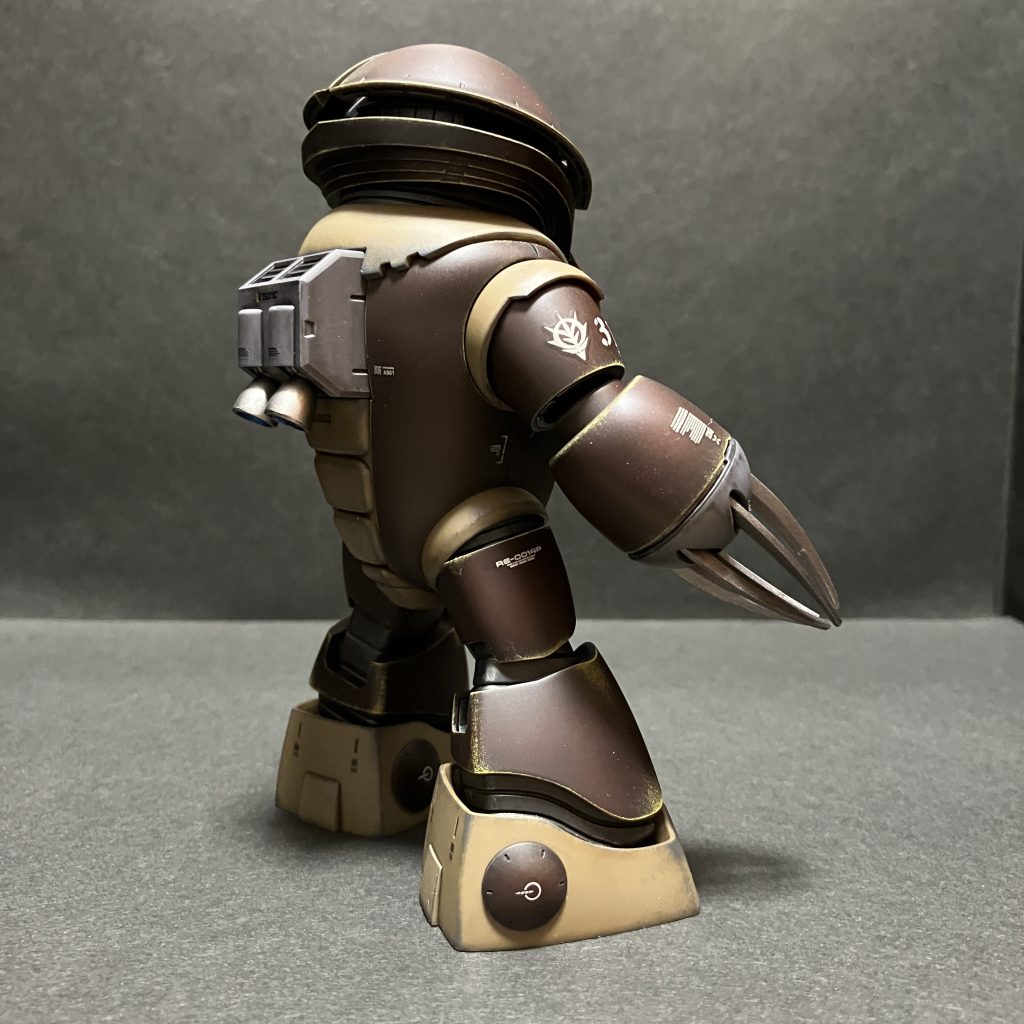 関節の部品はABS。それ用の接着剤を持っていないので、合わせ目はスルー。