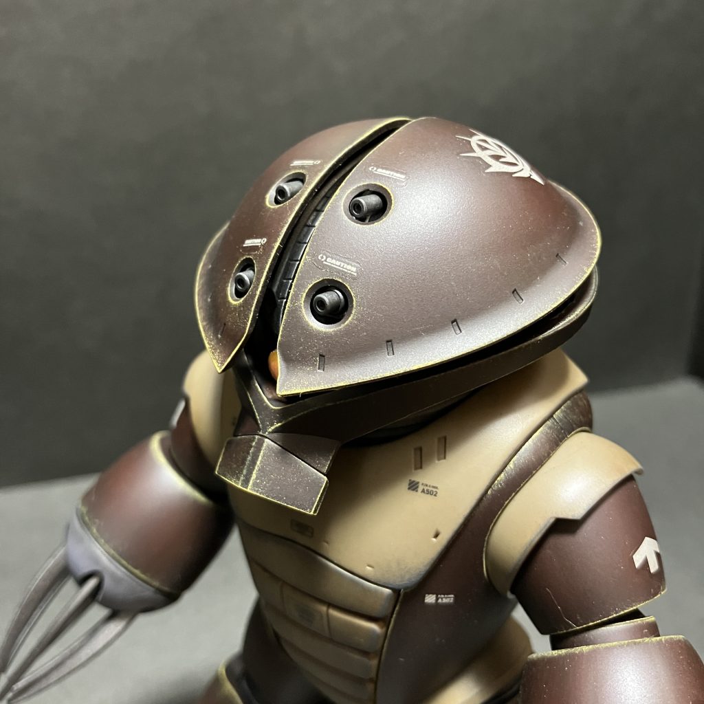 頭部の透明パーツは接続部のみカットして使用。側頭部のひけが取り切れてなかった。写真で見ても分かるなぁ...