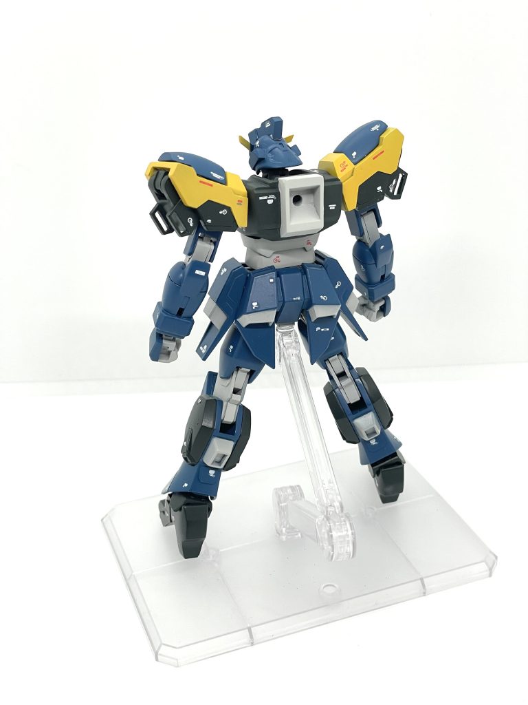 後ろ姿。背中にストライカーパック接続の為のアタッチメントがあります。