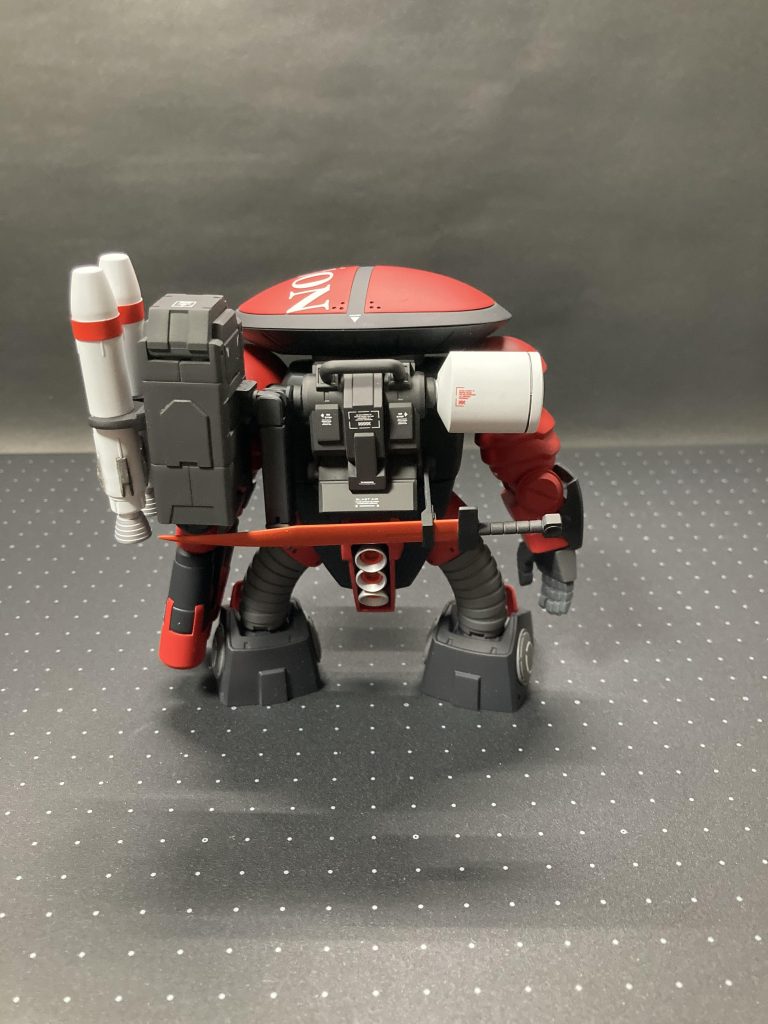 パックパックにプロペラントタンクとミサイルポッド・対艦ミサイル、そしてヒートナイフ用アームを増設しています。