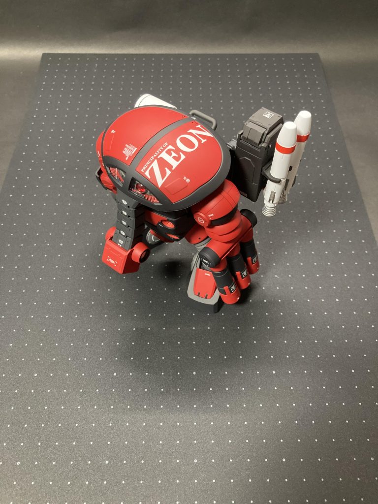 モノアイや足裏など、ギラギラしない程度にメタルパーツを使用。頭部デカールは目を引くMG用を使用しつつ、他の部分には必要以上に貼らないようにしました。