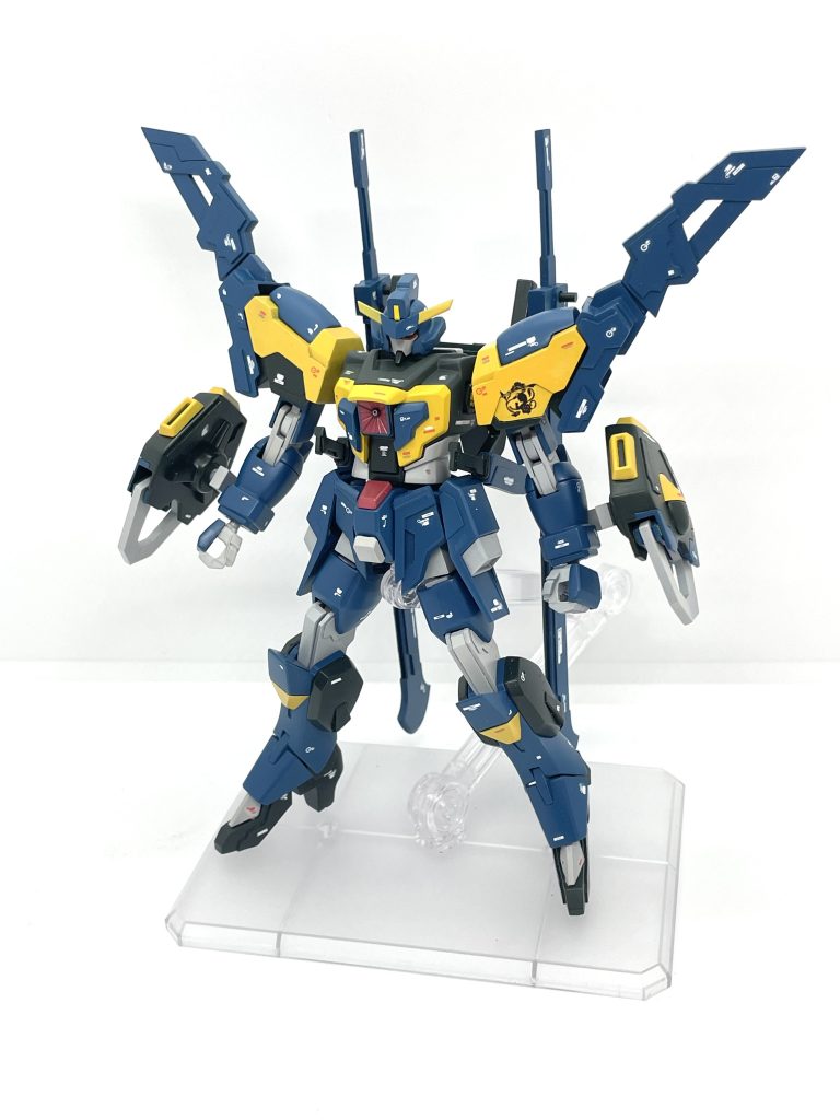 素立ちの正面です。左肩にフォースエンブレムを貼っています。全体的に、ソードカラミティをイメージしたデザインになっています。