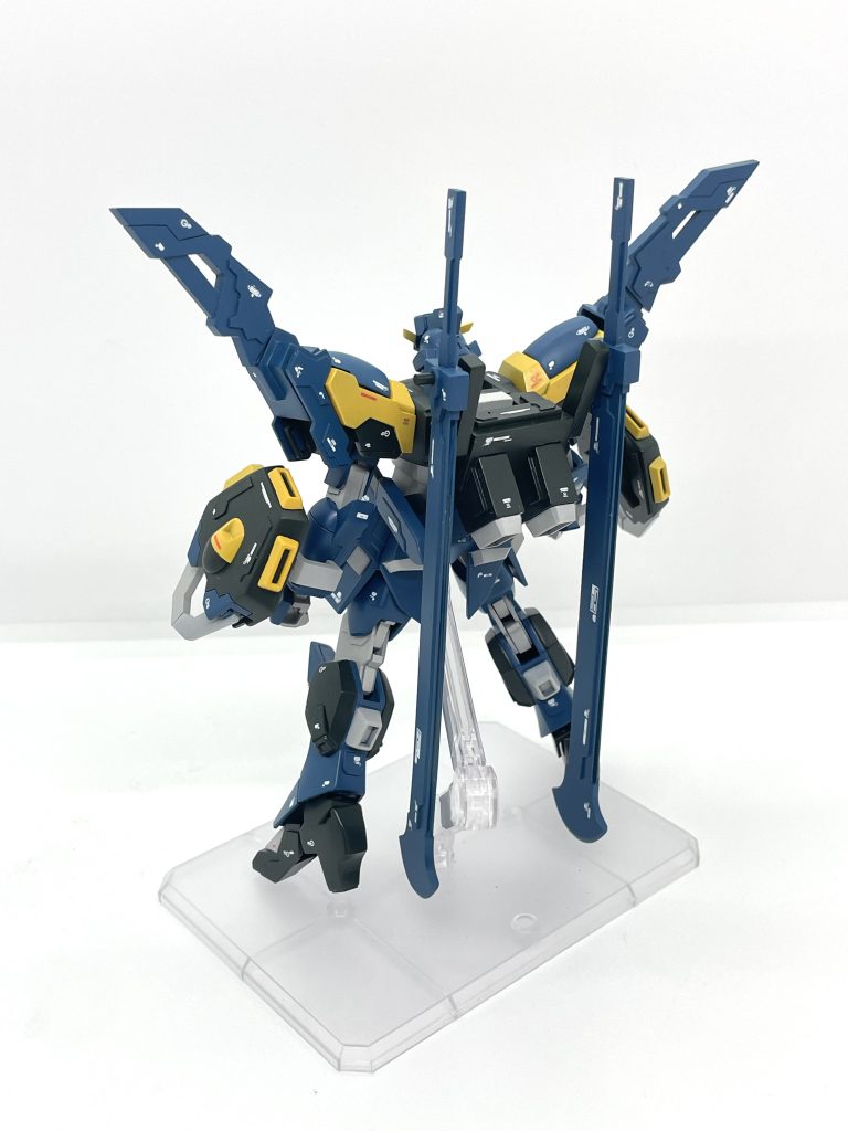 後ろ姿。対艦刀は背中にマウントできます。