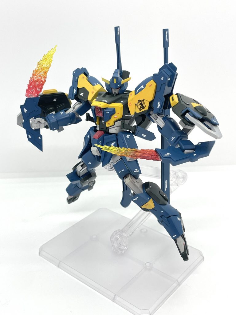 肩のビームブーメランも取り外して手に持たせることができます。ビームエフェクトも自作です。