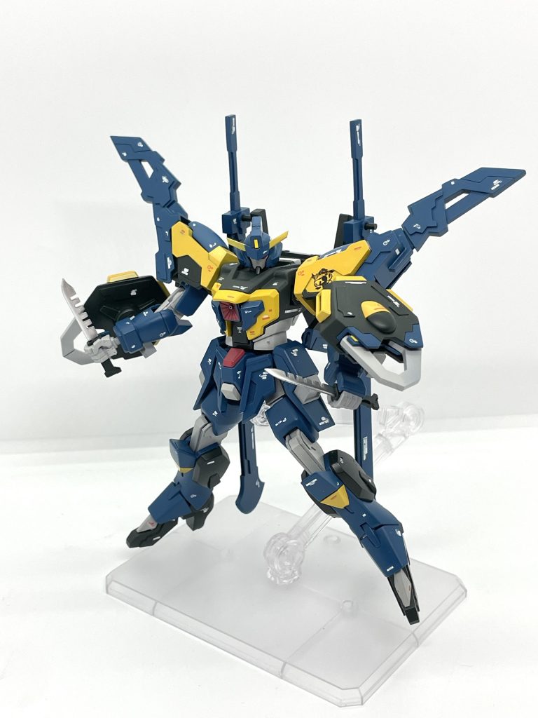 バックパックから脇下に伸びてるアームにはソードブレイカー型のアーマーシュナイダーが付いています。