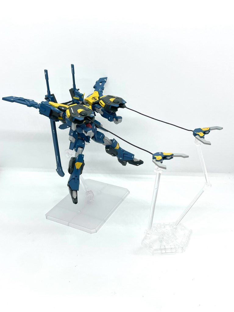 両腕に装備されているシールド一体型のパンツァーアイゼンはリード線を繋ぐことで射出形態にすることもできます。カラミティガンダムのシールドをプラ板で改造して作っています。