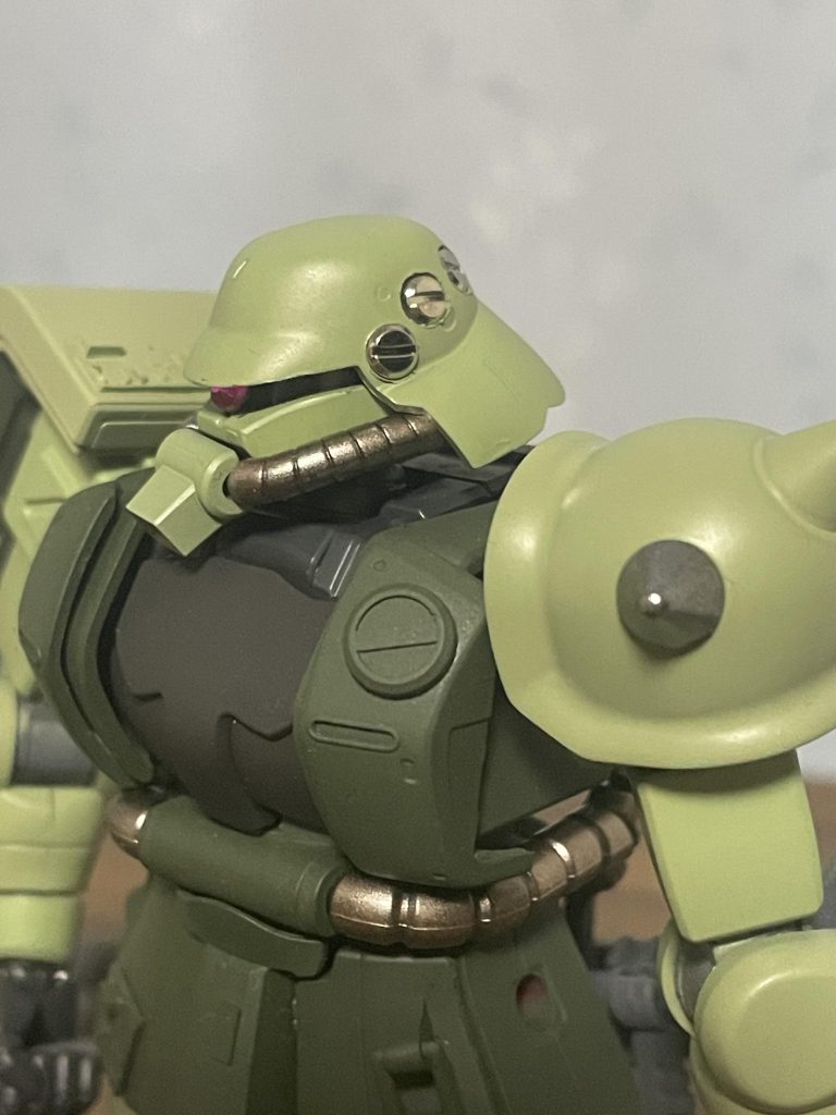 頭部が面積寂しかったのでパーツを埋め込み。