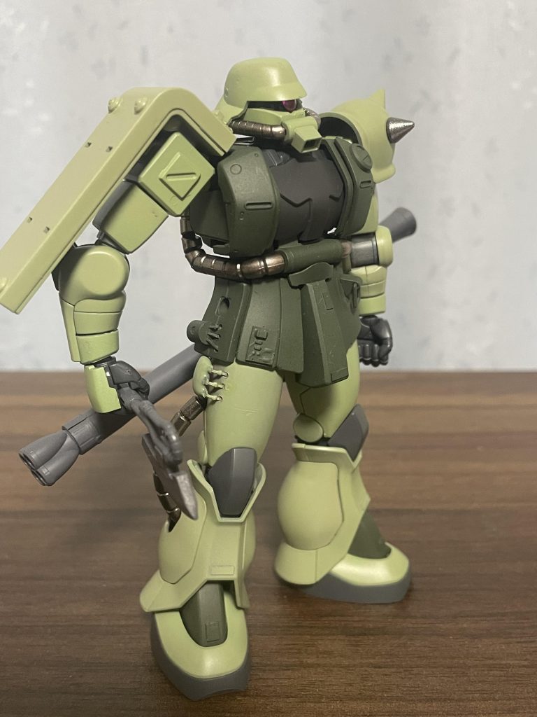 横からのショット。特にいじったわけでもなく腰部と太腿部にパーツ付けてみたり。最近は肩のスパイクだけメタリックにするのがお気に入り。動力パイプはカッパーを少し。