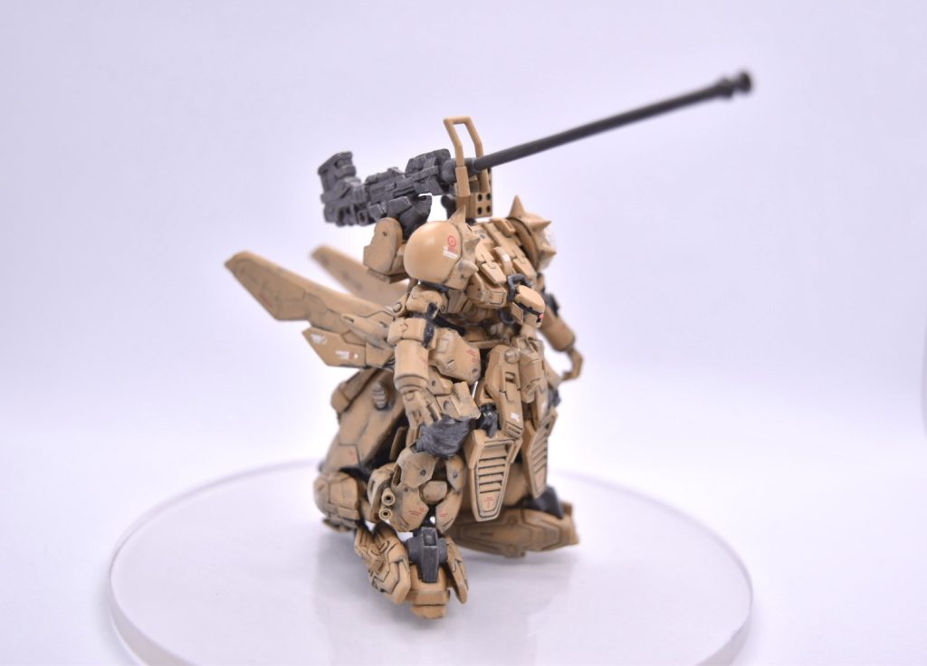 指は全部切り落として、細いプラ棒で三本指にしました。ちょっと気になったんですが何故わざわざ三本指にしたんですかね、互換性も考えたら普通にザクとかと同じマニピュレーターにしますよね、謎。