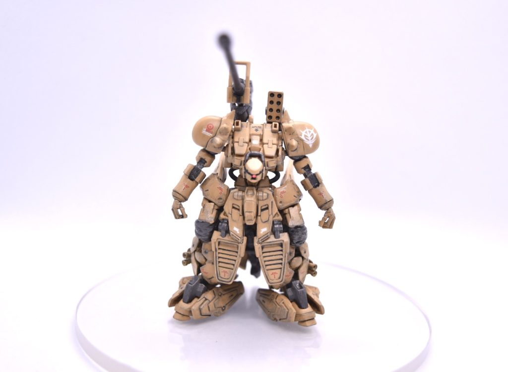 8連装ミサイルランチャーのみプラ板で作りました。頭部はトールギスの頭のトサカをカットした後、ヤスリでバケツのような形状にし、タガネで目元を彫り込みました。後頭部の方が前になってます。