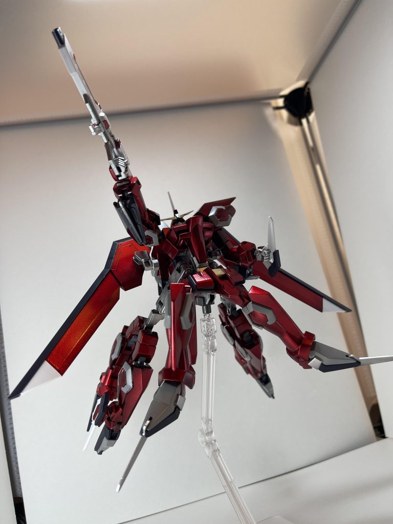 メインカラーはキャンディレッドです。腰部のバーニアを外し追加アームを２本ずつ追加。追加により巡航形態と強襲形態が純正のイージスより禍々しくなっております。