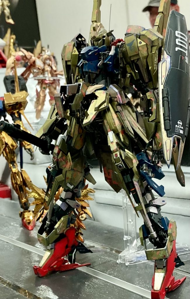 毎年岡山で開催されている展示会おかホビの百式チャレンジで参加するためだけに作り始めましたが。思いのほかハマっちゃってバッキバキの百式になりました締切があったので正直塗装は無茶苦茶でサフ→黒→(迷彩部分白→ピンク→マスキング)→クリア→金(2パターン)→クリアマスキング剥がし→金→クリア→ドライブラシグレー→クリア紫→クリア→クリア→エアブラシで直接車用ワックスゼロウォーターをぶっかける!乾燥したら変な感じのヌルヌルツヤ 塗装面倒でしたが気に入ってます