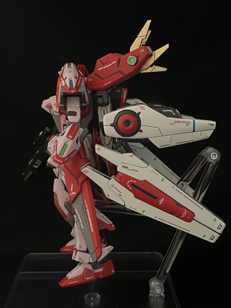 全体横本来ならバックパックに接続されていた、エアリアル改修方のフライトユニットの一部を腰にマウント。それに伴いビットも装備されるようになり、見た目・ボリューム感ともに満足出来るものとなりました。また、バックパックのブースター類もバランス良く広がり、大満足の形となりました。