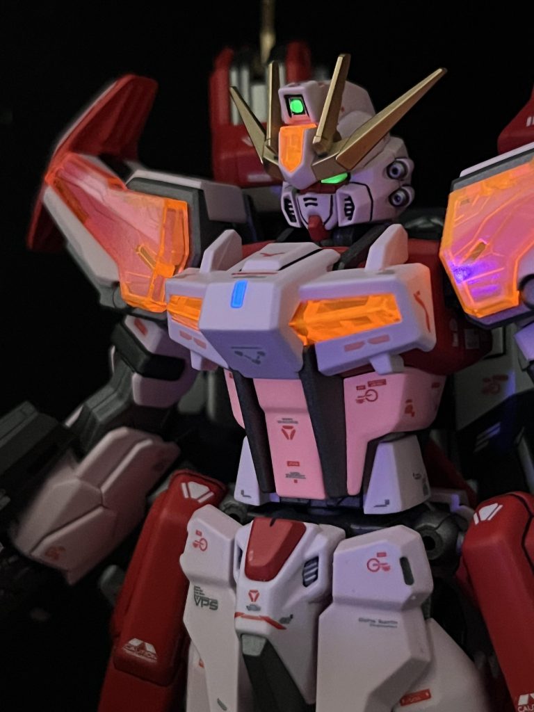 元々、クリアパーツで赤く光っていたため、目・センサー類はいつも通りの緑に加え、青の蛍光色も所々に使いました。