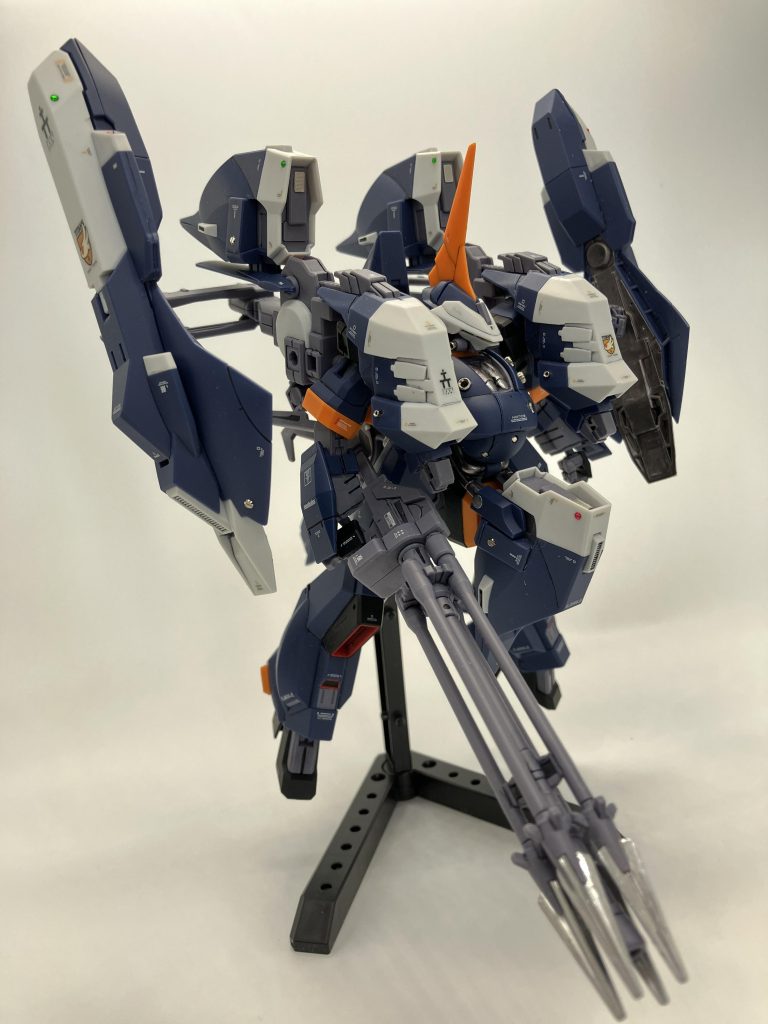 スタンドが付属しますが、スタンドなしではやや後ろ重心、今回も脛にウェイトを仕込んでいます🥌