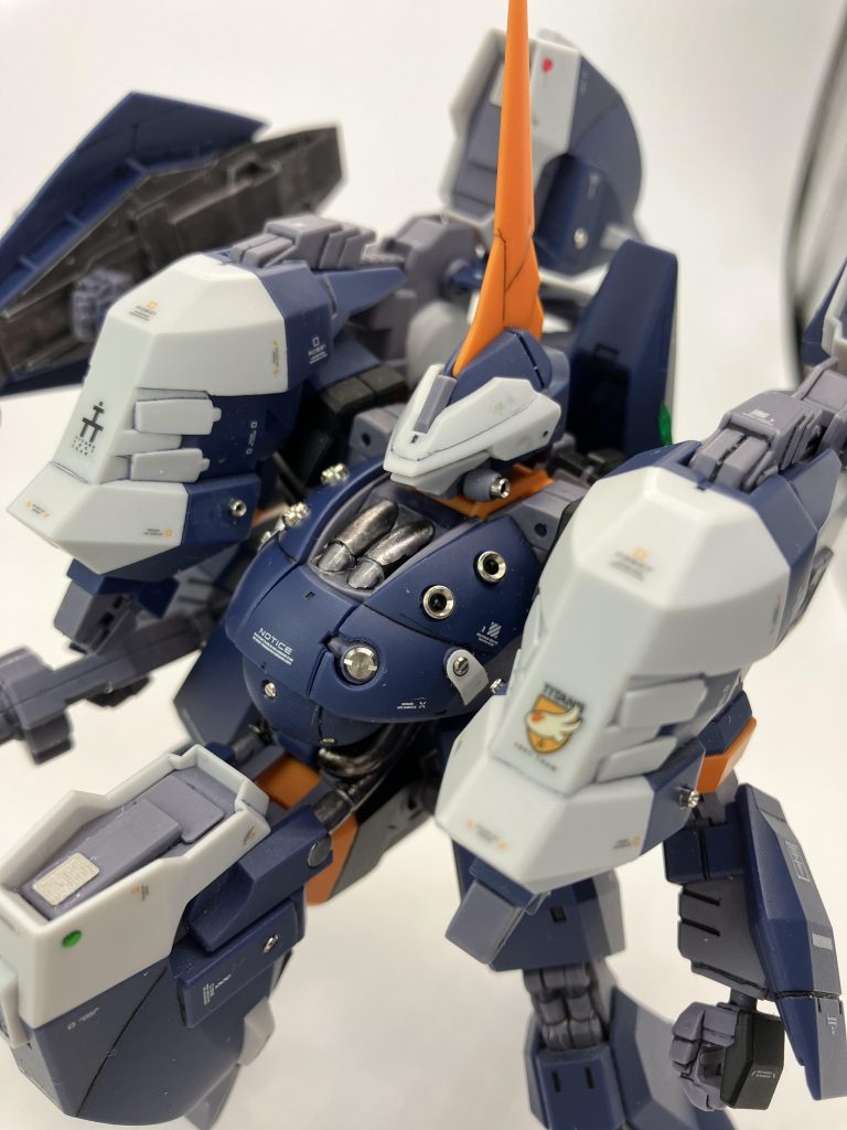 既存の丸モールドや排気口みたいなパーツをメタルに置き換える、結果的に上半身がゴツ盛りに😆