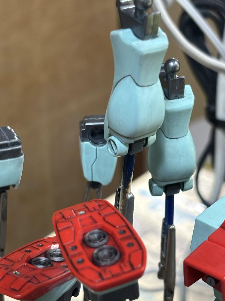 マルチブラックで汚したらあちこち亀裂が入ったので急遽スポンジチッピングで誤魔化す事に