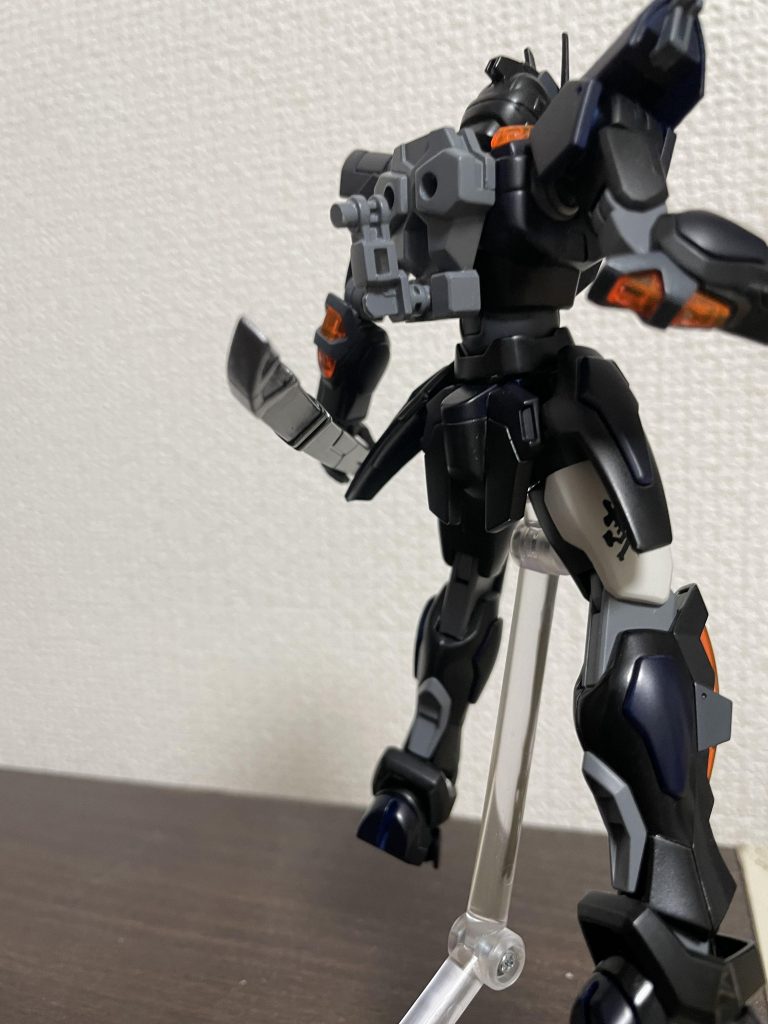 刀と接続パーツはレッドフレームからいただき軸穴パーツはビルドバーニングに付属のものを接着剤で付けただけのものとなります。