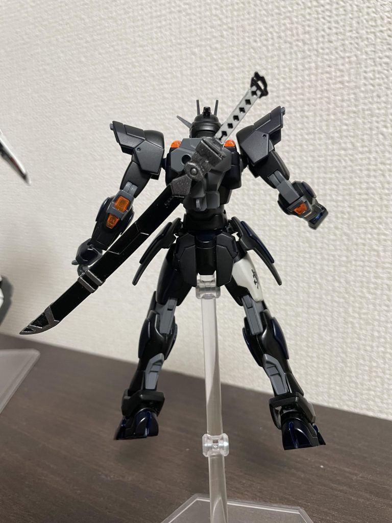 今回刀をマウントする場所は腰ではなくあえて背中にしました。機体に対してかなりの長さで佐々木小次郎みたいでも良いかと思いバックパックに追加の軸穴部を取り付け違和感なくマウントできるようにしました。