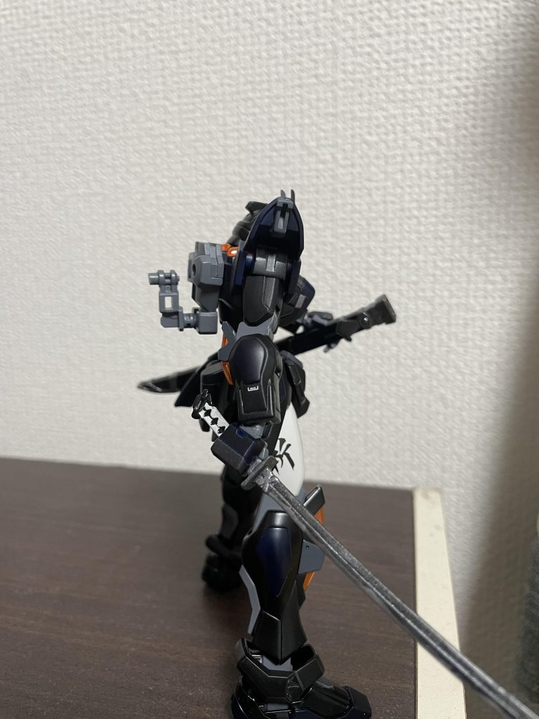 刀の持ち手は接続軸を一度切りランナーを使い斜めに再接着してあります。