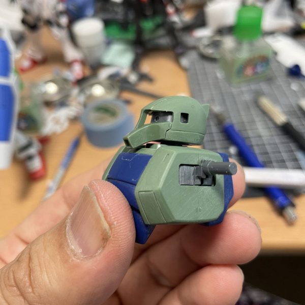 ガンダムばかり続いたので行きつけのお店で運良く買えた旧ザクを製作開始しました。今回は頭部の筋彫り追加と頭部の削り込みをして全体的に小顔化を目指して改修しております。（1枚目）