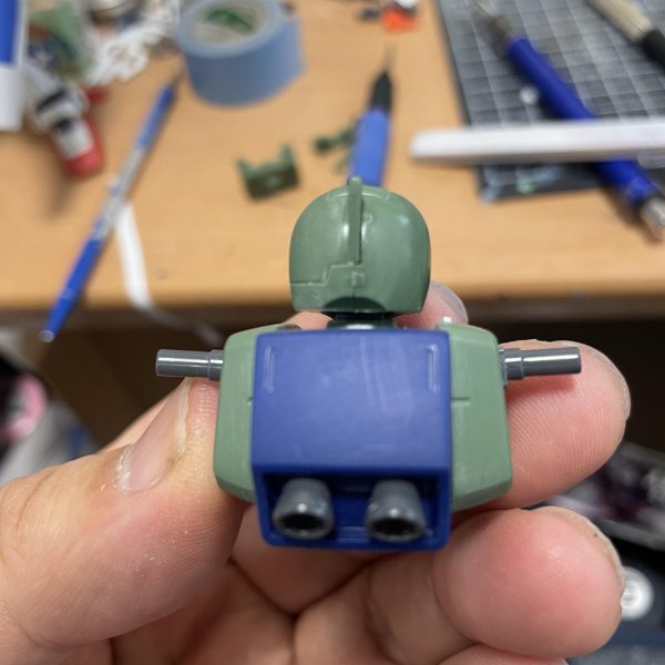 ガンダムばかり続いたので行きつけのお店で運良く買えた旧ザクを製作開始しました。今回は頭部の筋彫り追加と頭部の削り込みをして全体的に小顔化を目指して改修しております。（3枚目）