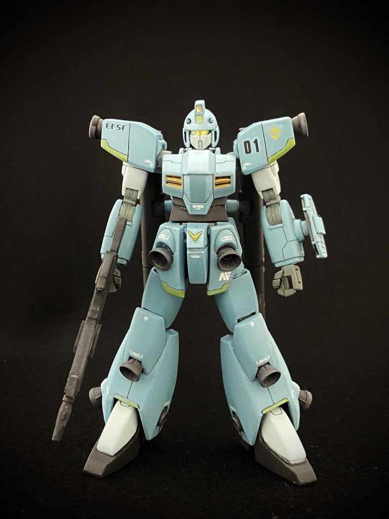 胴体、腕、腿にF91のフレームを使用しているので体型が現代的になりました。この構造はモデグラ別冊 I LOVE GM 2 掲載の作例をお手本にしました。また設定画では下半身が結構がっしり骨太でしたので、脚部は太めになるよう工作する一方、裾は窄まった形状に加工しました。