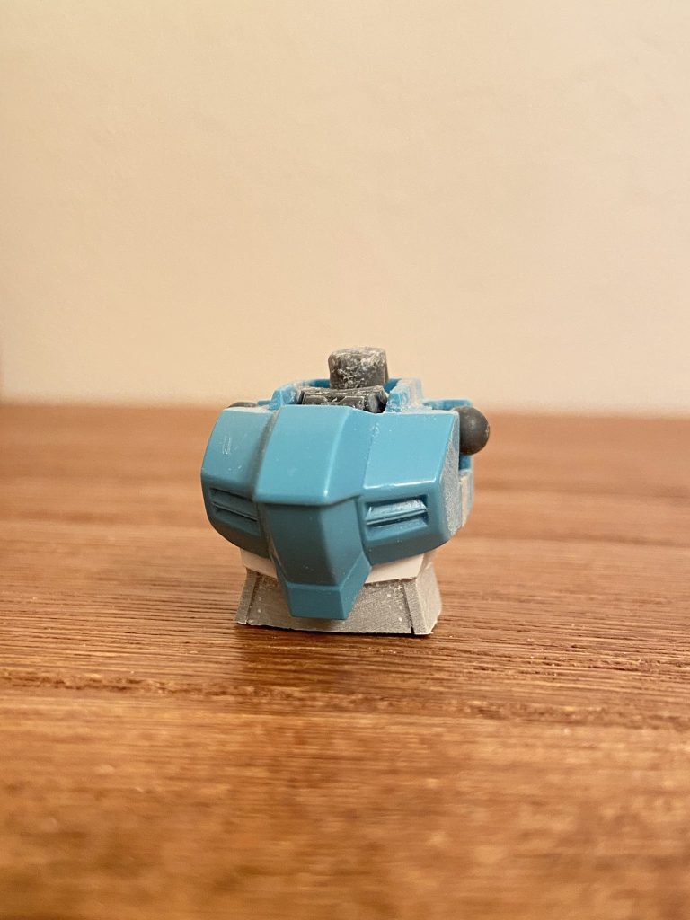 F91のフレームは胸部と腹部が分かれていてボールジョイント接続になっています。これを活かすために、ジャベリンの胴体を分割し、腹部は延長も兼ねて新造。胸部はフレームの干渉部を切り取り、前後に延長したほかはほぼ形状を変えていません。