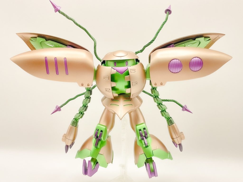 モモカプル(本体、腕)キュベレイ(肩、腰、もも)ドムR35(ふくらはぎ)ガンダムジエンド(足)1mm針金ディティールパーツのニードルを混ぜ合わせ、作成しました。(登場名がどれも懐かしいですね…)作ったきっかけとして、ビルドダイバーズが丁度やっていた時期だったので、画面の端っこモブにいそうで絶妙な緩さの機体を作りたい✖︎個人的に当時カプルのフォルムが好きだったため(だったはず。)全体的に流線型のパーツで構成されているため、なんかこう…イイ感じ👍に纏まったと思います。カラーリングは、派手な方がアナザーシリーズらしいだろうと思い、カッパーをメインカラーメタリックグリーンをサブカラー差し色として反対色のメタリックパープルで纏めました。可愛らしさ、ゴージャス感、得体の知れなさが混合して上手く纏めれたなと思います。