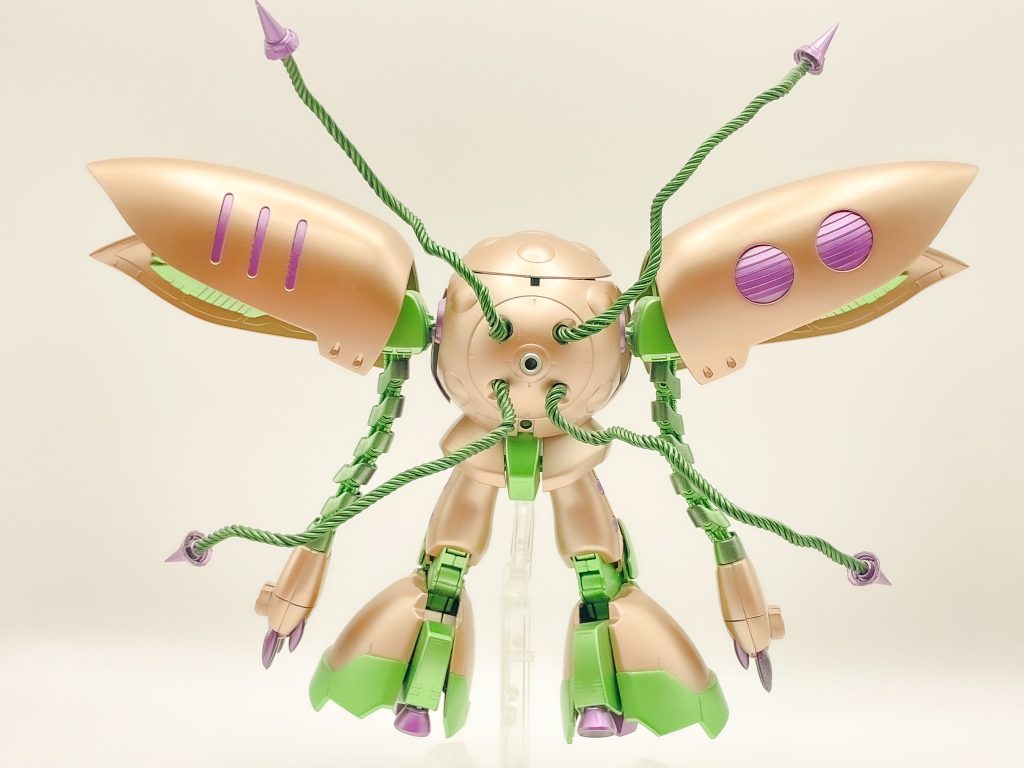 キュベレイらしさといえば、肩のバインダーの他にファンネルが挙げられますが、製作者の技術力の都合上どうしてもカプルにファンネルを合わせられなかったので別のアプローチとして、ファンネルに見立てたニードルを触手のように動かすデザインをとりました。(決してファンネルが細かすぎて塗るのも管理するのも面倒だった訳ではないです)モモカプルの背面に元々「3mm穴を開けてくれ!」って言ってるような丸いディテールがあったため、開口して針金をぶっ刺して作りました。最初は3mmの針金を使おうとしたんですが、びっくりするぐらい硬かったため断念。困り果てていたところ、1mmを3つ纏めれば3mmじゃね?と、私の中の一休さんがひらめき、1mmの針金を3本用意してひたすらネジネジして作成しました。結果として、ネジネジしたおかげでコードらしいディテールが生まれ、またとても自由度の高く曲げ伸ばしが容易なものが出来たのでとてもオススメです。