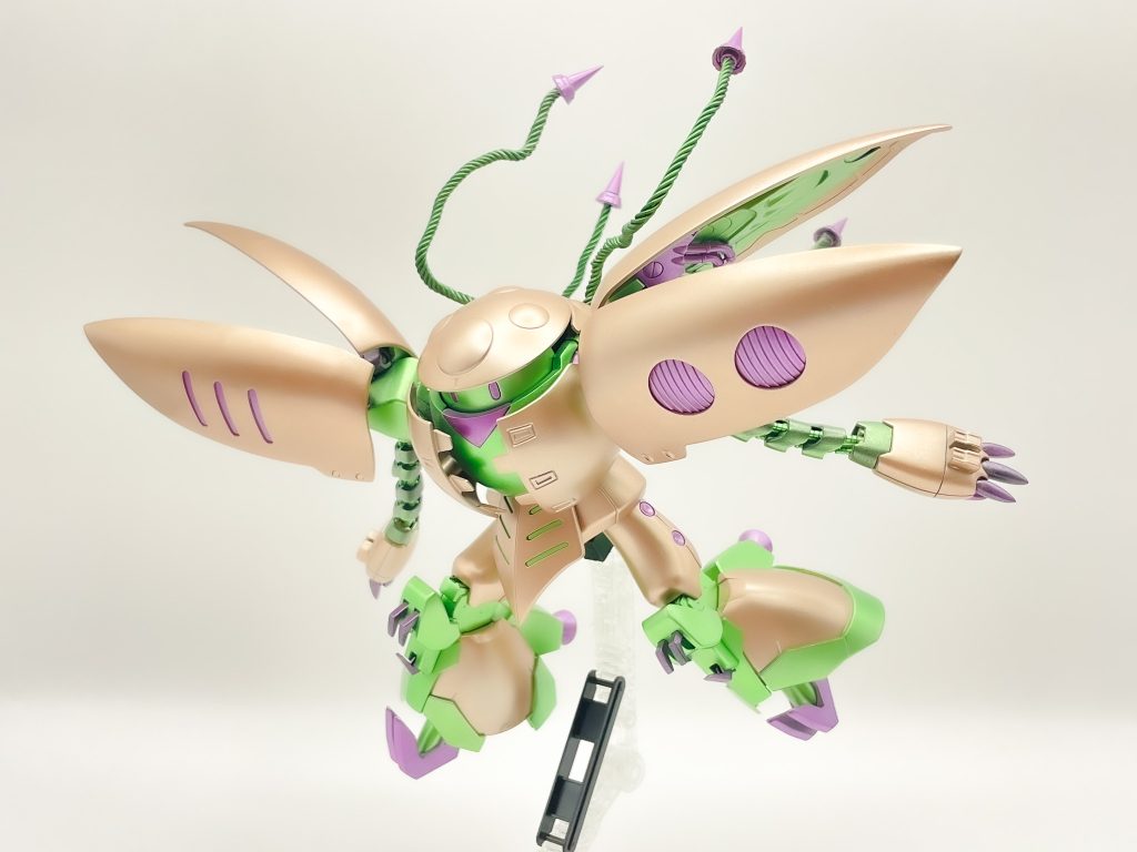 やっぱりカプルといえば、某対人ゲーでのだらんとした長い腕でのナルト走りが個人的に強いのですが、当然プラモ化される際に1キットでは全くイメージとかけ離れた短い腕しか出来上がらないので、3キット分の腕を1つに連結して作成しました。おかげでカプルらしいポーズが取れるように。腕が3倍長いと言うことは、ガンプラバトルでは通常カプルの3倍強いこと請け合い。コスト3000が適正かもしれません。知らんけど。