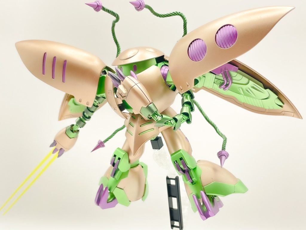 キュベレイらしい武装がファンネルに見立てた触手しかなく、なんならファンネルではないので実質キュベレイらしい武装は皆無。だと勿体無いと思い、手からビームサーベルを出せるようにしました。実弾と格闘だけじゃまともに闘えないですからね。………思いのほか手の甲が広かったので、ビームサーベルを片手から2本出せるようにしました。これでキュベレイの2倍強いこと請け合い。コスト6000が妥当かもですね。知らんけど。 紹介は以上となります。ここまでご覧くださりありがとうございました。万が一再販されるようなことがあったとき、または積んだまま埃を被っているとき、参考にしていただき作って貰えたら幸いです🖐️