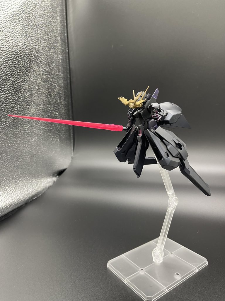 武装はシンプルにビームサーベルのみ。強力な大型ビームサーベルにする為、サーベル部分は無印1/100のプロヴィデンスガンダムから。柄部分はRGのガンダムMk-Ⅱから拝借。蛍光ピンクのグラデーション塗装を施しました。
