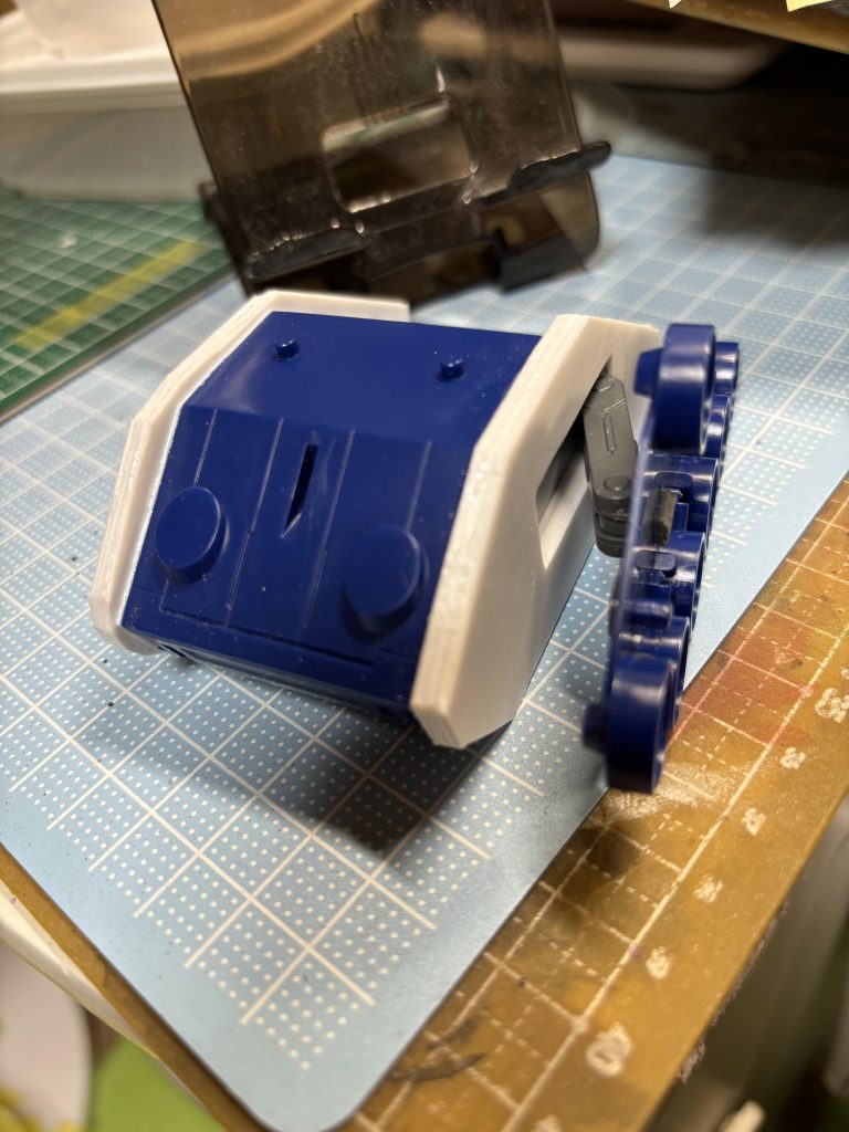 アームはボールデンアムアムを使用。アームを隠す為に両サイドにプラ板を積層し、片側32ミリ、計64ミリのワイド化