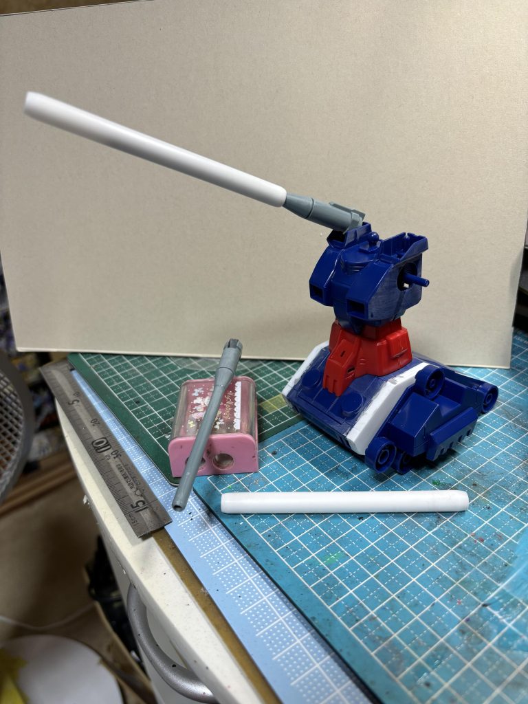 キャノン砲はプラパイプで20ミリ延長。砲身の合わせ目消しを省略しつつ、ディテールアップ。先端の加工は定番の鉛筆削りでザックリ削った後に紙やすりで整えました。