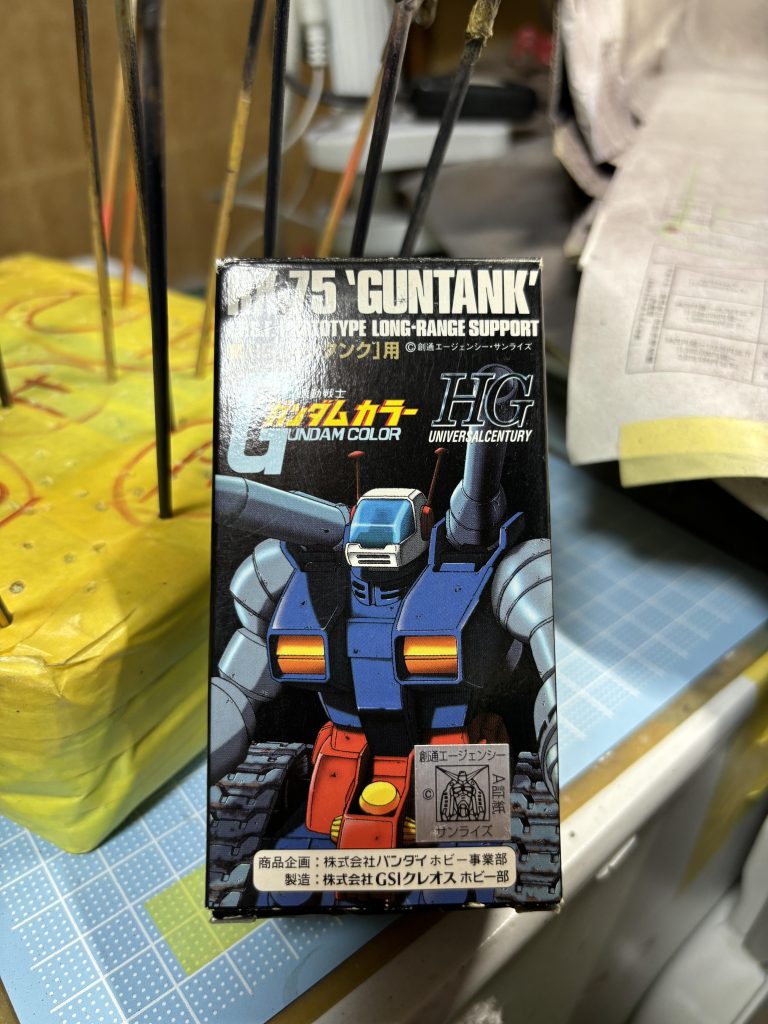 約15年熟成(放置www)させた専用の塗料で塗装。(ブルーのみ使用)他はテキトーに混ぜて重苦しい感じに全塗装しました。