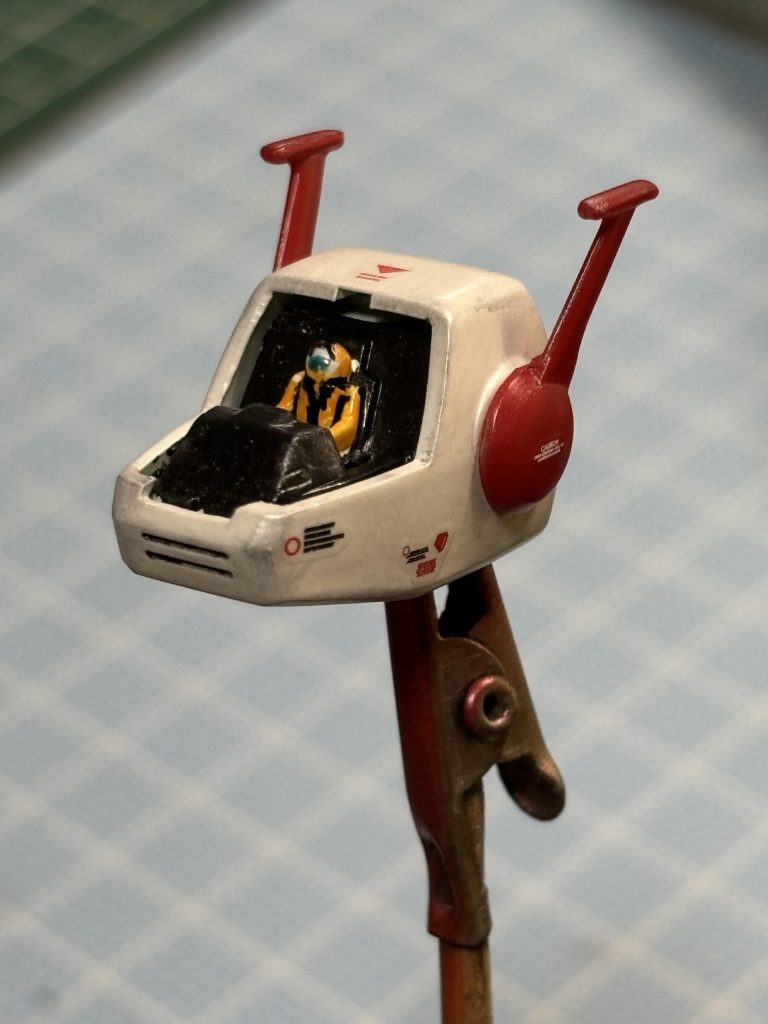 ハヤト.コバヤシも塗ってありますが雑過ぎて、見たく無い、見られたく無いのでキャノピーは蛍光ブルーグリーンで塗装して誤魔化して有ります😂